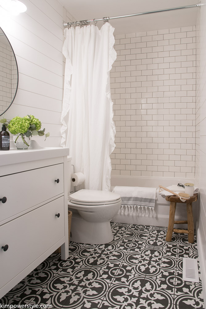 Modern Farmhouse Bathroom #Makeover