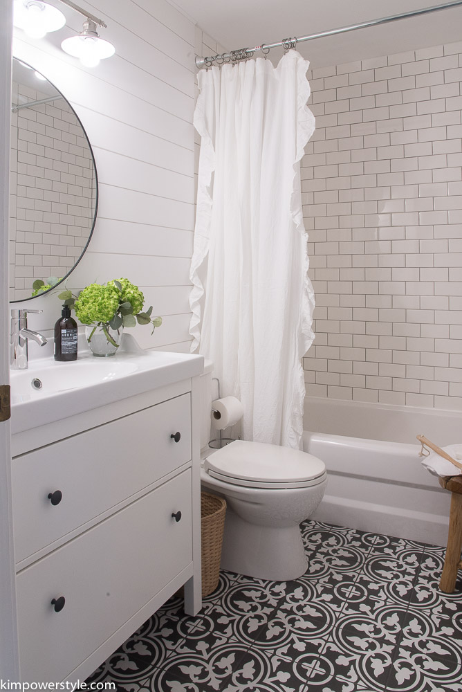 Modern Farmhouse Bathroom #Makeover