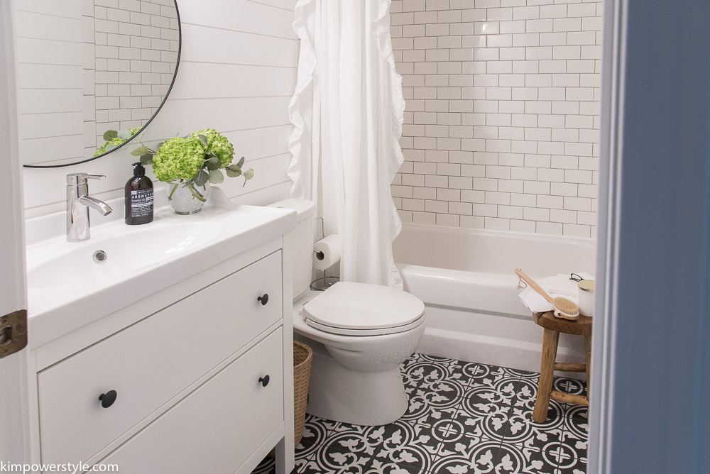 Modern Farmhouse Bathroom #Makeover