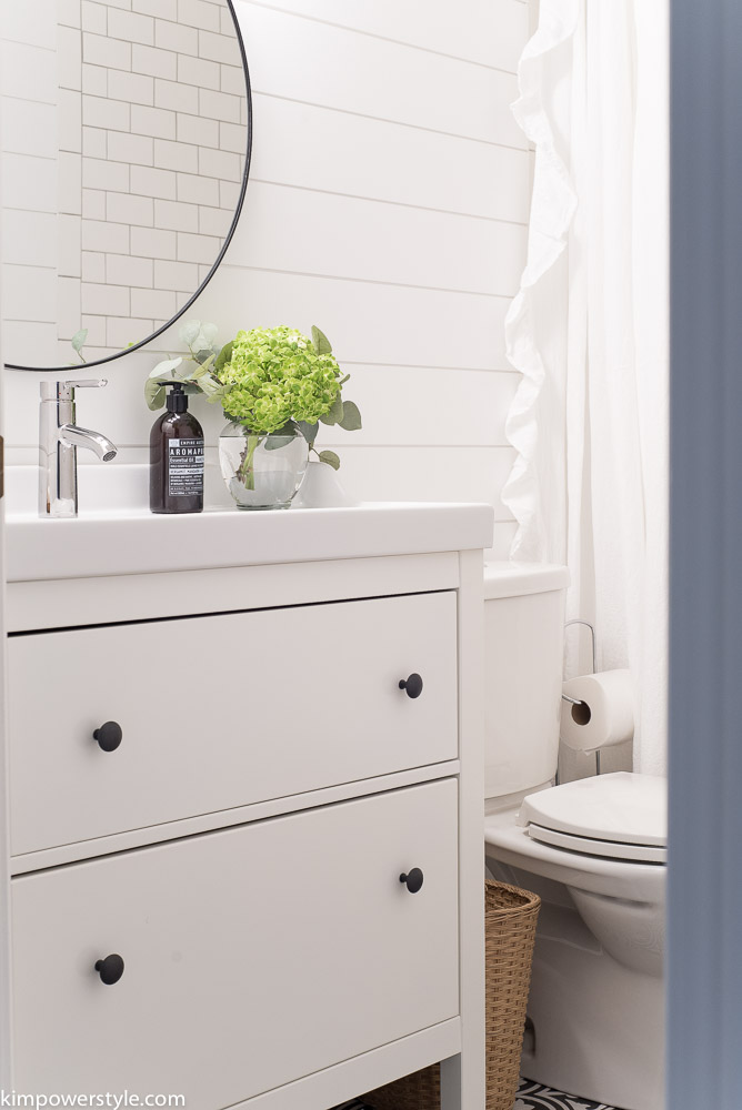 Modern Farmhouse Bathroom #Makeover