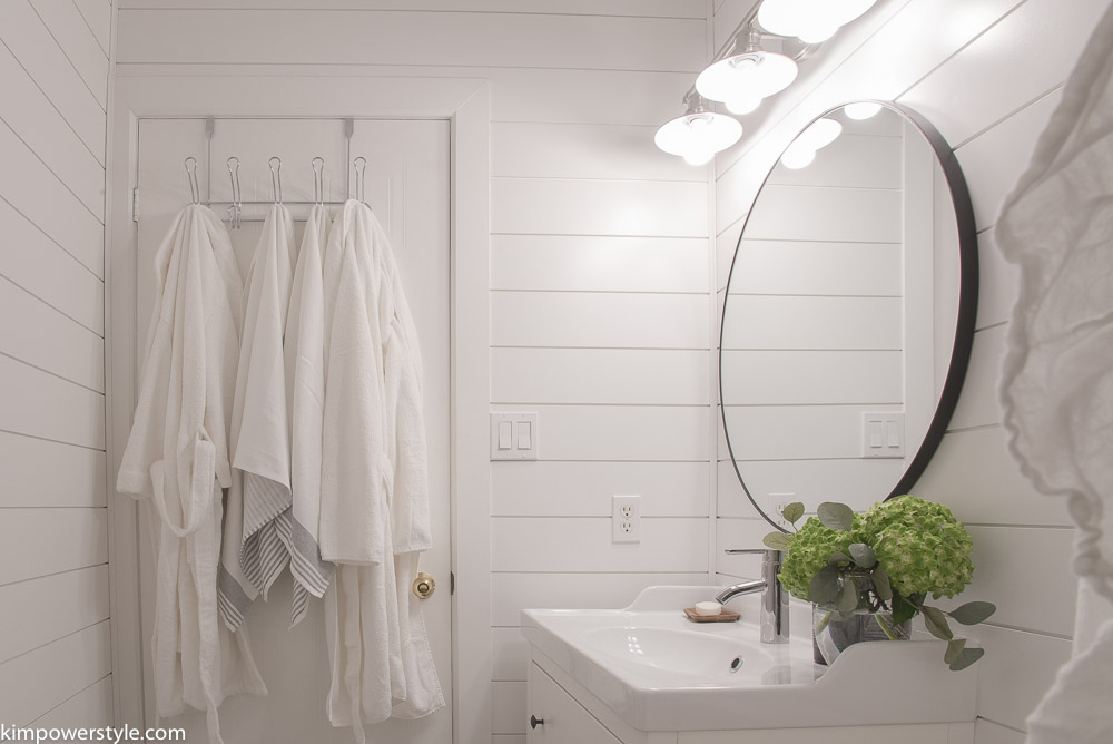 Modern Farmhouse Bathroom #Makeover