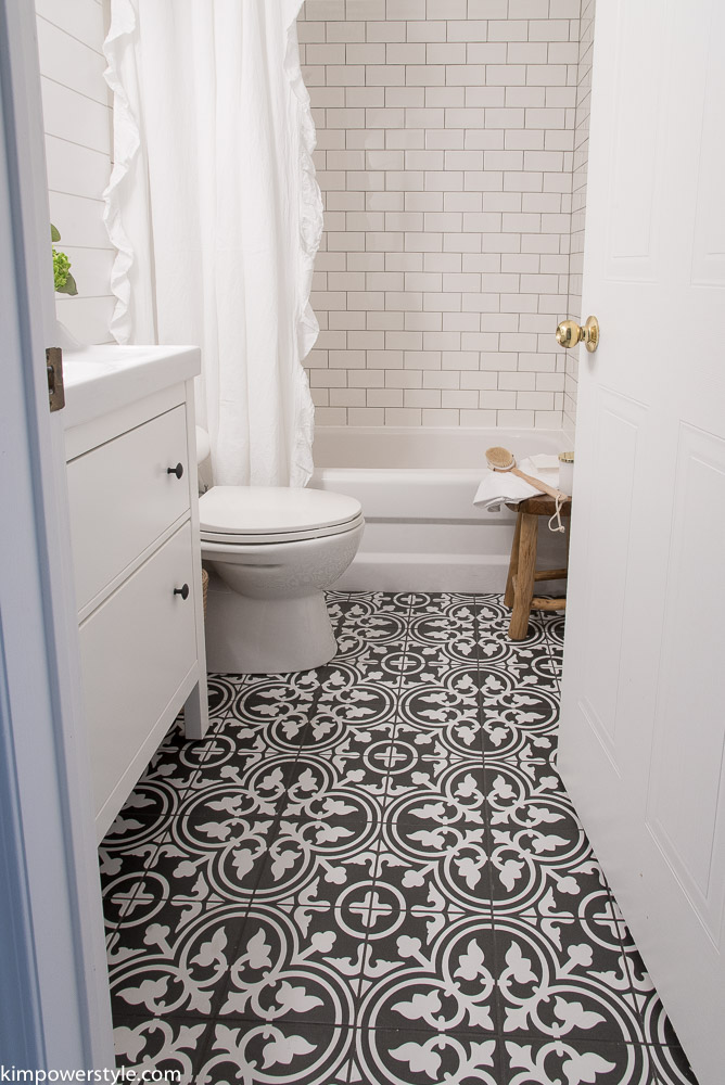 Modern Farmhouse Bathroom #Makeover