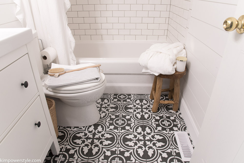 Modern Farmhouse Bathroom #Makeover