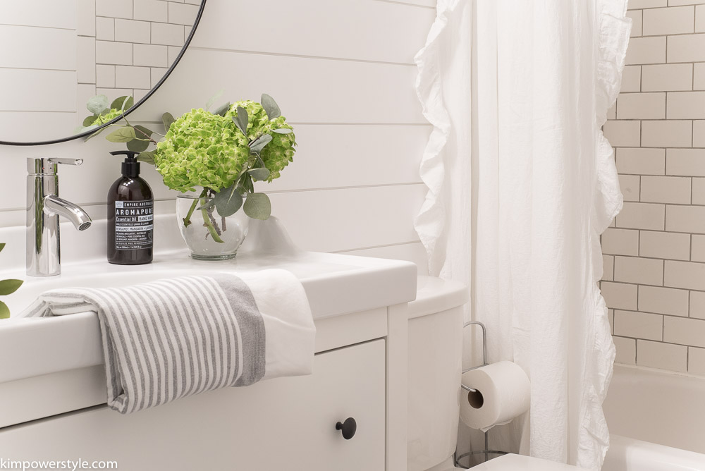 Modern Farmhouse Bathroom #Makeover