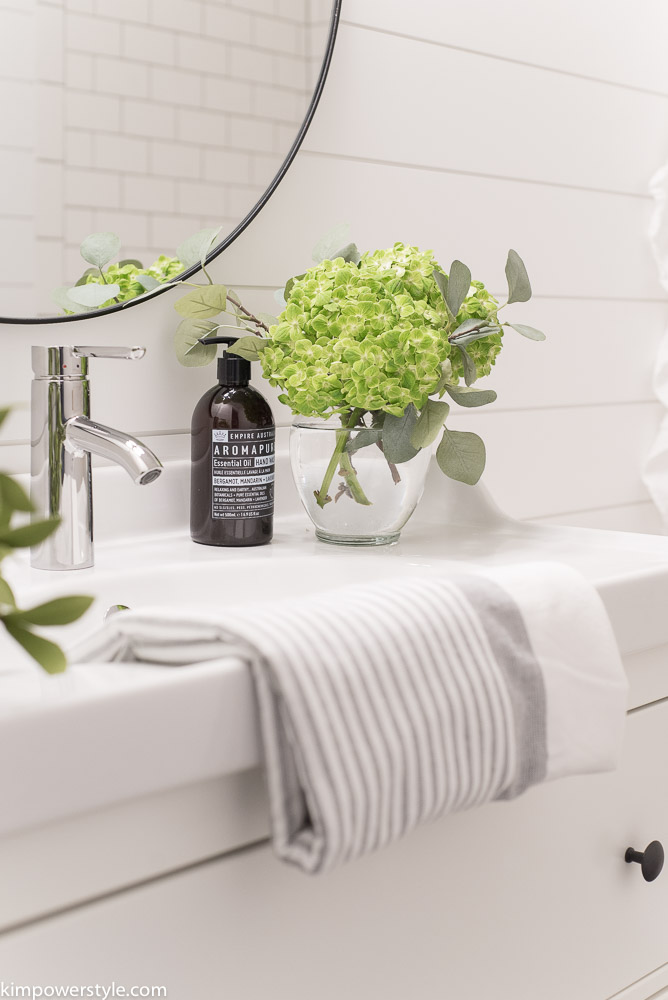 Modern Farmhouse Bathroom #Makeover