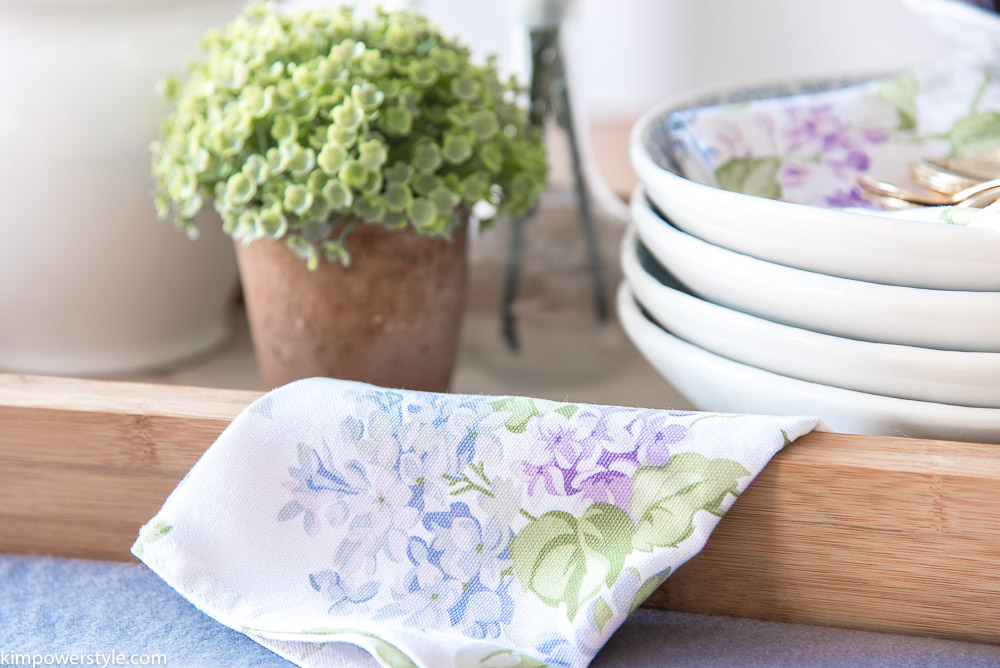 A simple and easy spring tablescape