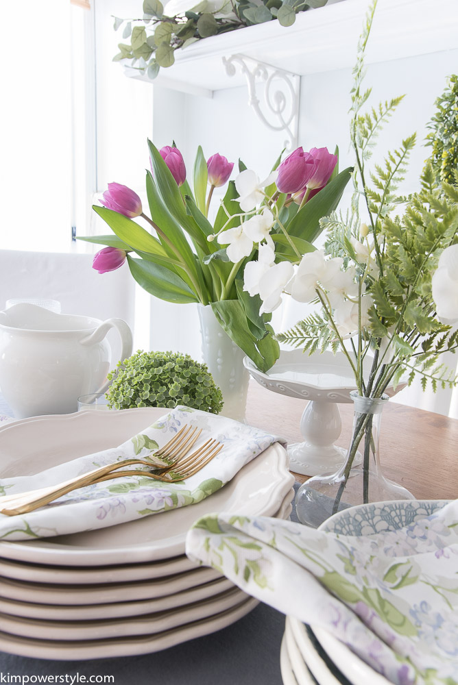 A simple spring brunch tablescape